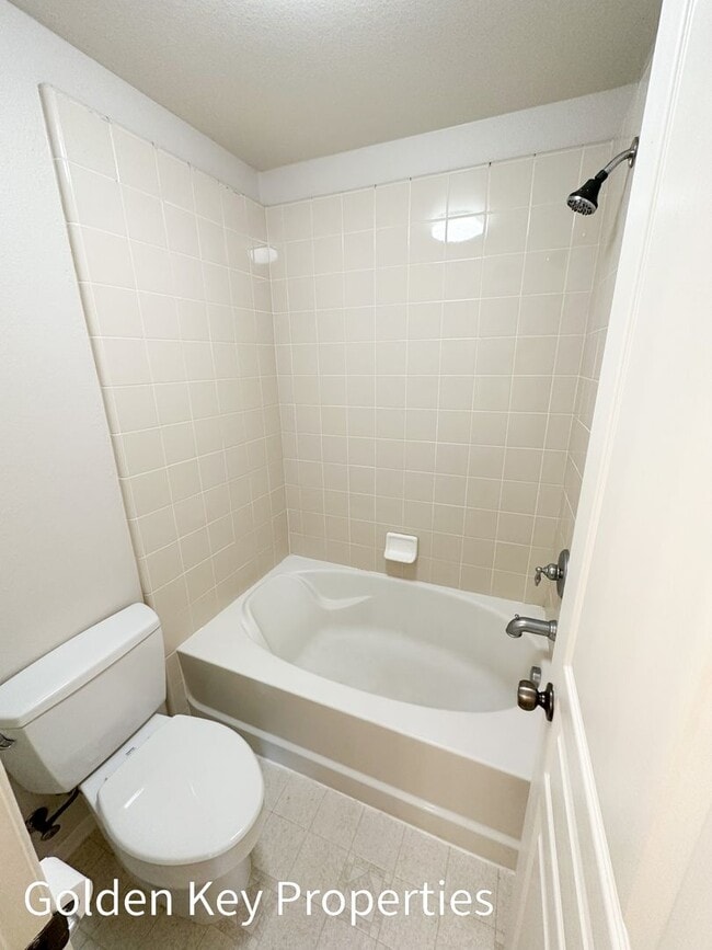 Building Photo - Beautiful, highly desirable end-unit in Co...