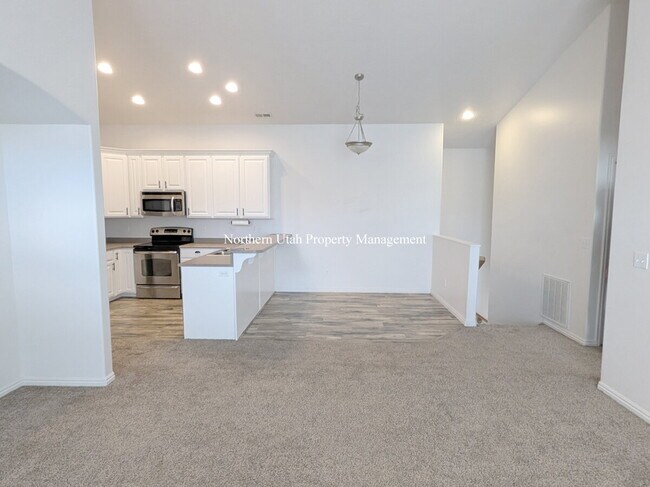 Building Photo - 2 Bed, 2 Bath, Garage, HVAC
