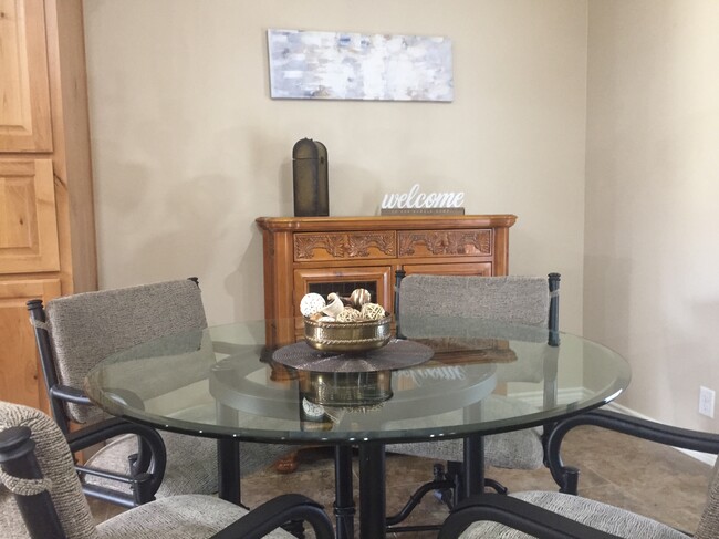 Dining area - 500 Longhorn Dr