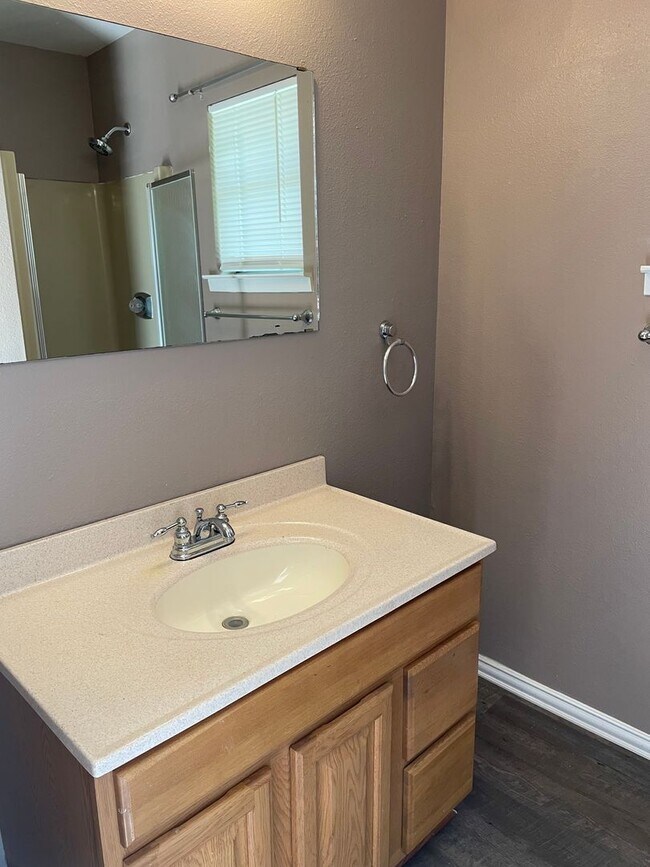 Building Photo - Available Now! Limit of 2 pets. Charming 3 bed, 3 bath, 2 car garage