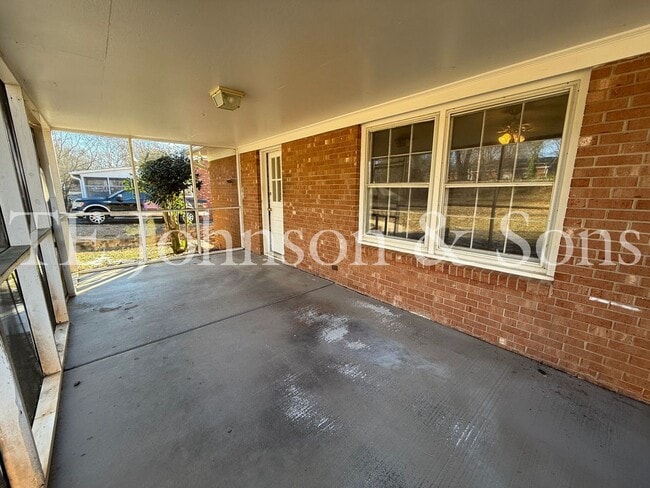 Building Photo - Spacious 4BR Home with Finished Basement, Screened Porch & Garage in Winston-Salem