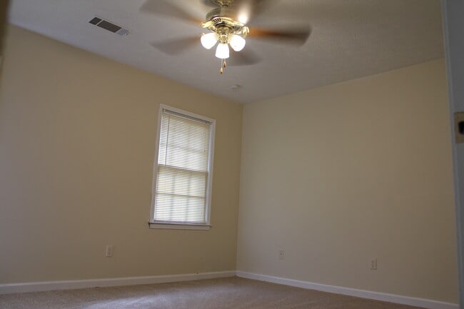 Building Photo - 1410 Ashbrook Dr NW