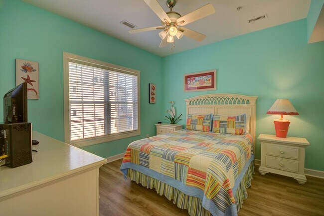 Building Photo - 5BR, 4BA Townhome - Pet Friendly with Beac...