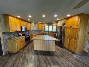 Building Photo - Beautiful 5 Bedroom/4 Bathroom in Bountiful