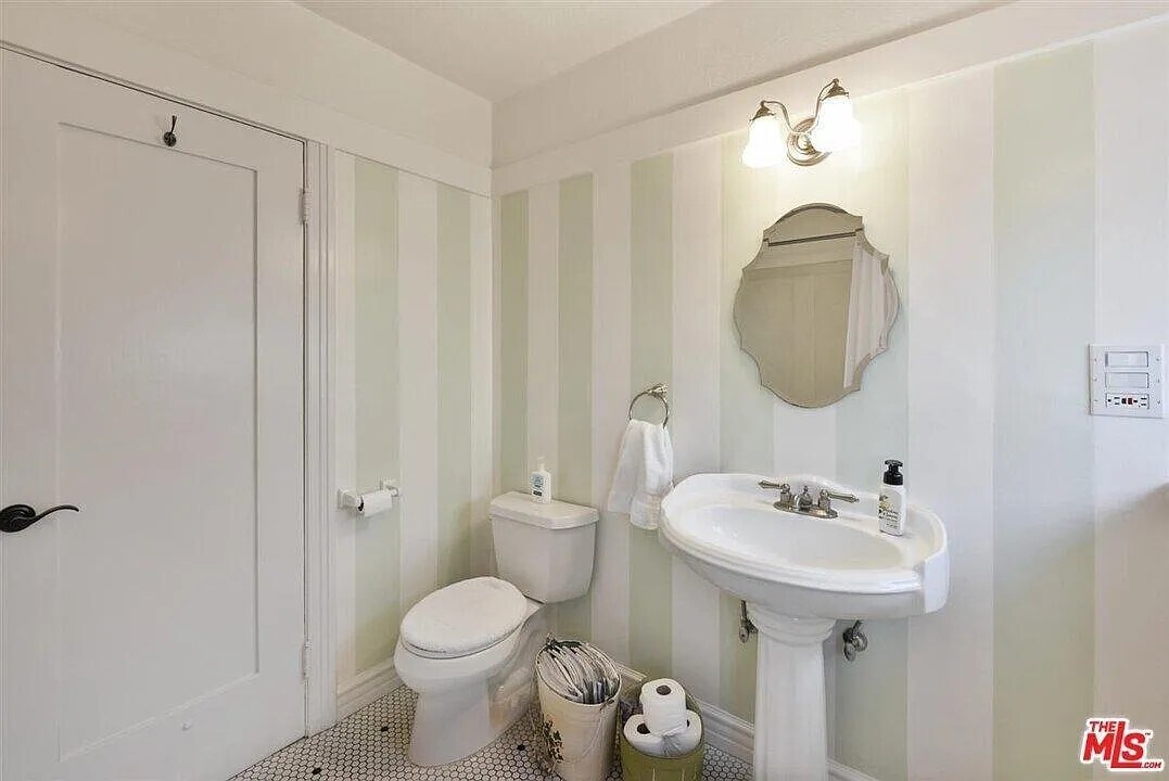 Building Photo - 2110 Overland Ave