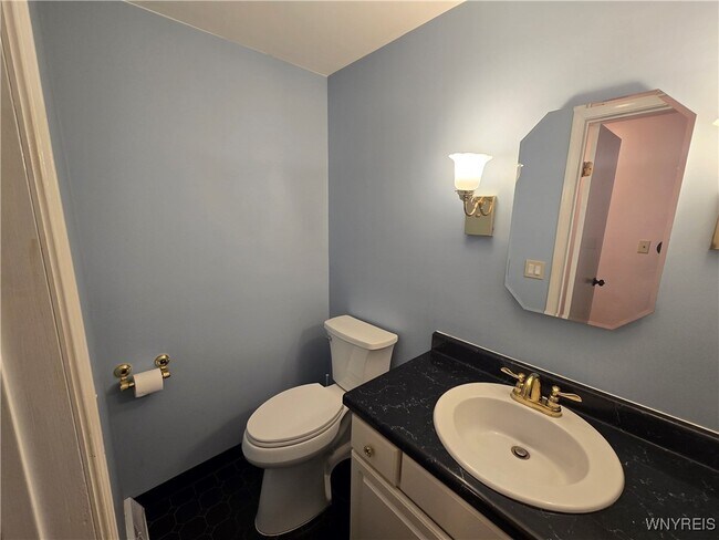 Building Photo - 161 Foxpoint W