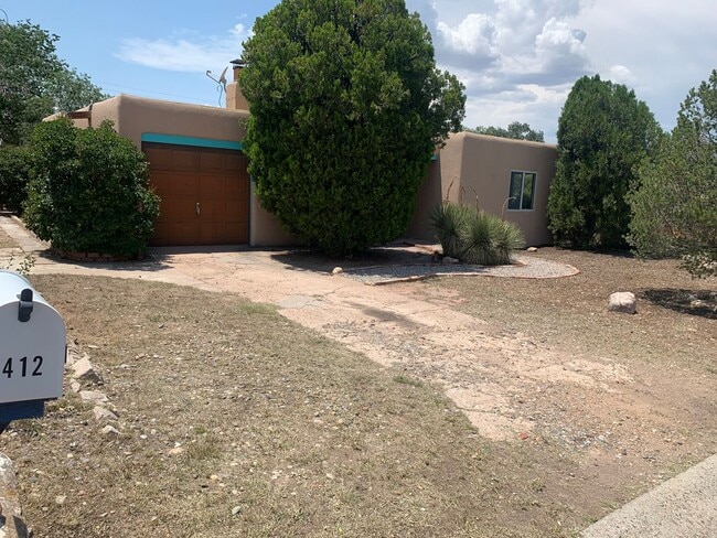 Building Photo - Renovated Santa Fe Home!!