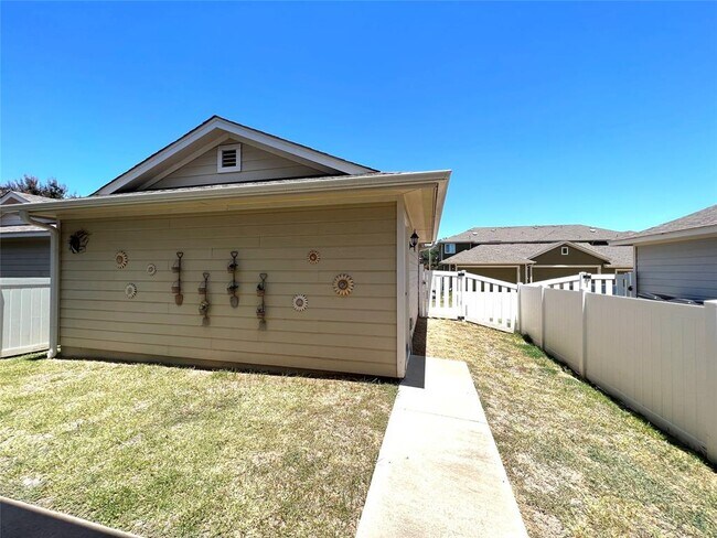 Building Photo - 801 Alamo Plaza Dr