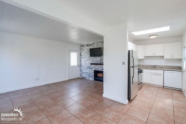 Building Photo - Modern 3Bdm 1Ba Duplex Home in Desirable Point Loma Heights Neighborhood!