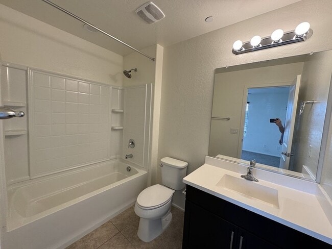 Building Photo - Chandler Luxury Townhome