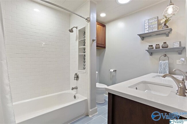 Building Photo - 204 Roy Dr