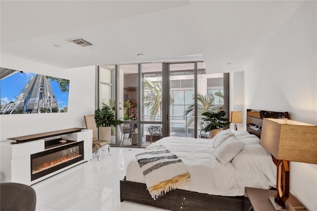 Building Photo - 851 NE 1st Ave