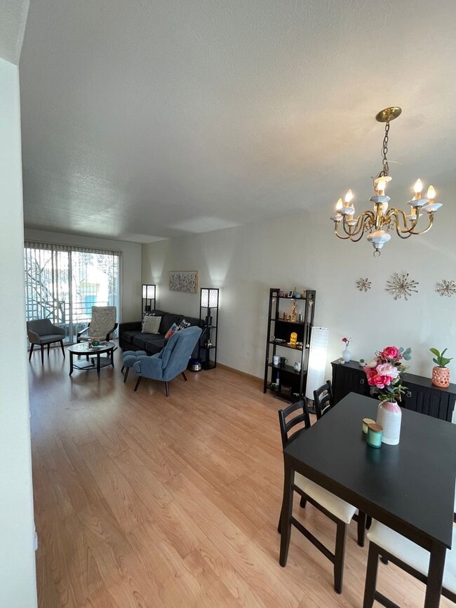 Building Photo - Rare Villagio 2 level townhome with garage and balcony, plus Den