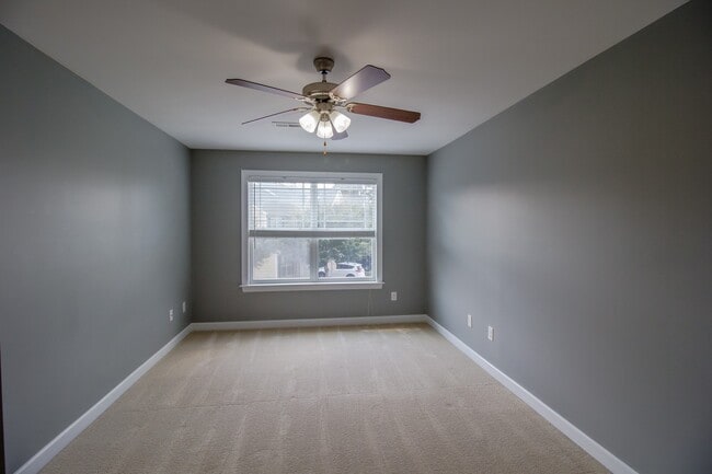 Building Photo - End Unit Townhome| 2nd Floor Loft Space | ...