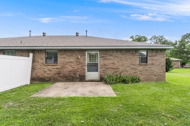Building Photo - Welcome to this newly updated 2-bedroom, 2...