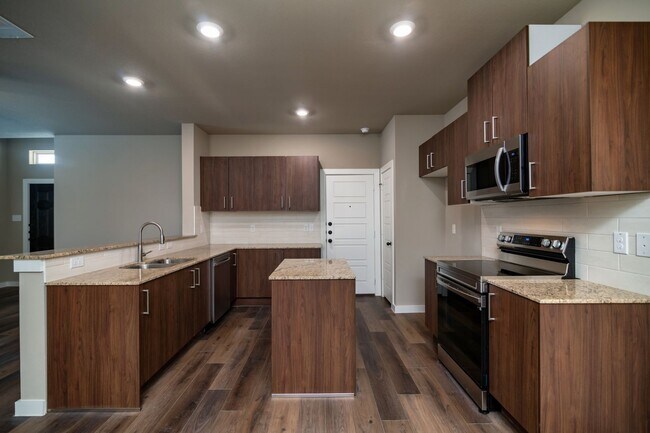 Building Photo - GORGEOUS 3 BEDROOM DUPLEX LOCATED IN MIDLO...