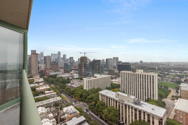 Building Photo - 111 W Maple St