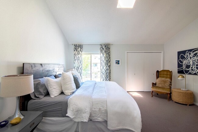 Building Photo - Super fun remodeled Apartment