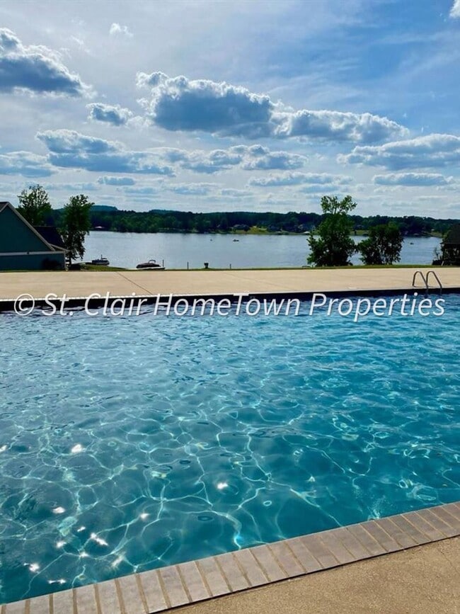 Building Photo - Lake Community