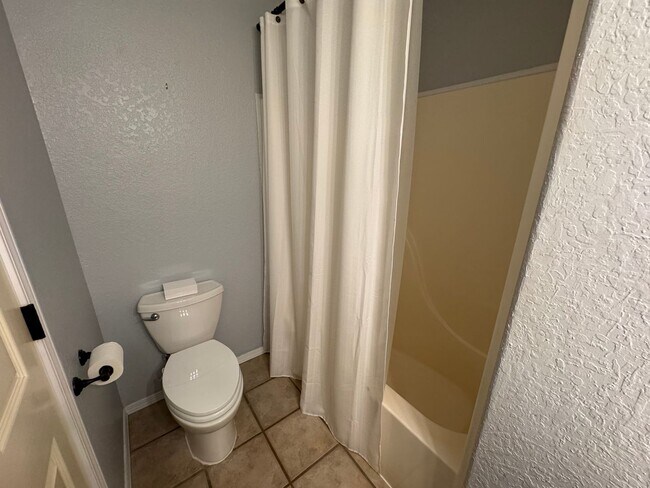 Building Photo - Immaculate home in Gentry close to schools