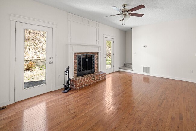 Building Photo - Spacious Cape Cod-Style Home in South Asheville