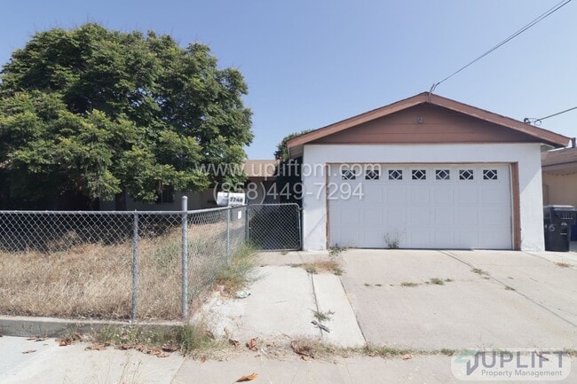 Building Photo - 3-Bedroom, 2-Bathroom w/ Garage + Washer/D...