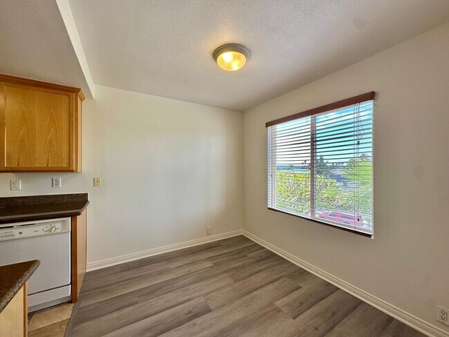 Building Photo - Updated Crown Point Condo With Wood Style ...