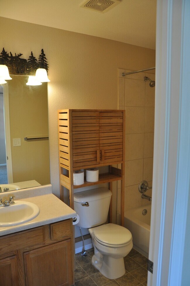 Building Photo - Stunning Town home in Mid Town!