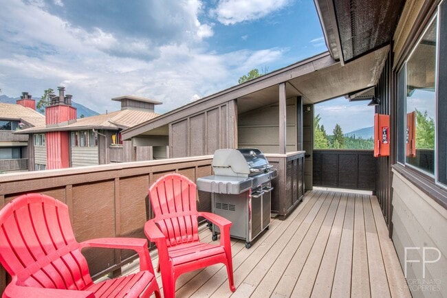 Building Photo - Top Floor and Updated Home with Great View...