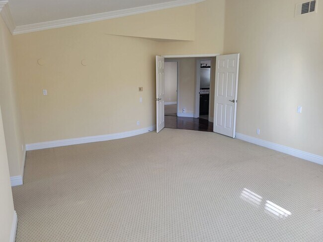 Building Photo - Beautiful Upgraded 6 Bedroom 3 Bathroom Ho...