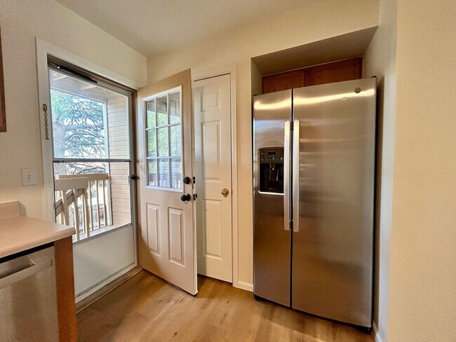 Building Photo - Sunny & Spacious 2-Bedroom Townhome