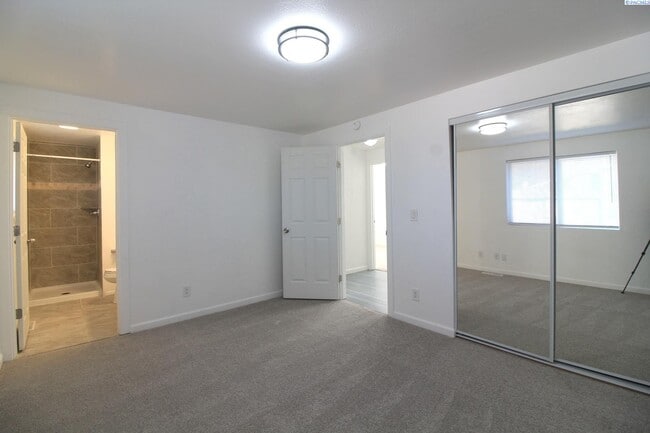 Building Photo - Updated West Kennewick 5 Bed/3 Bath House