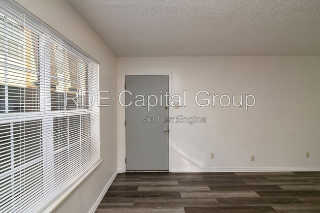 Building Photo - 7054 Glenview Dr