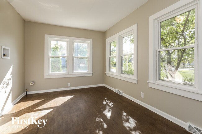 Building Photo - 14 E Willow Dr