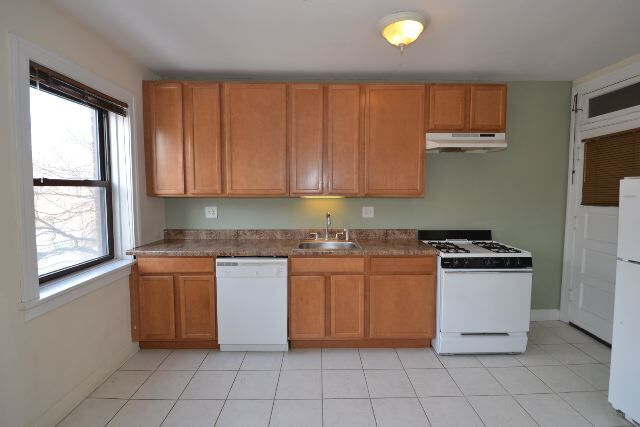 Building Photo - 3321 N Lakewood Ave