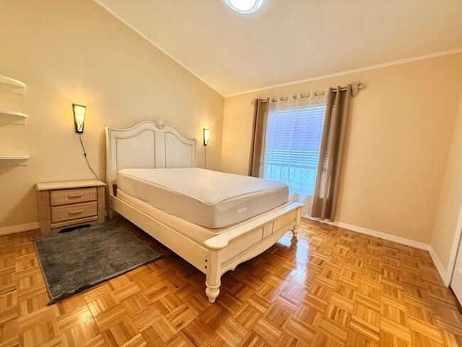 Building Photo - Beautiful Centrally Located 3/2