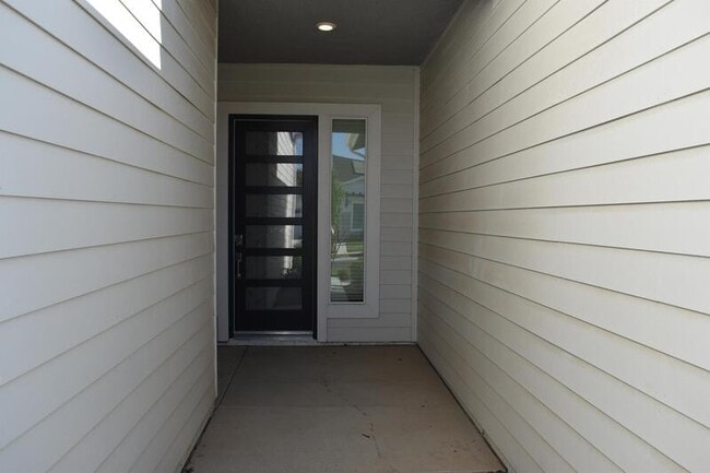 Building Photo - 2446 Bastidas Dr