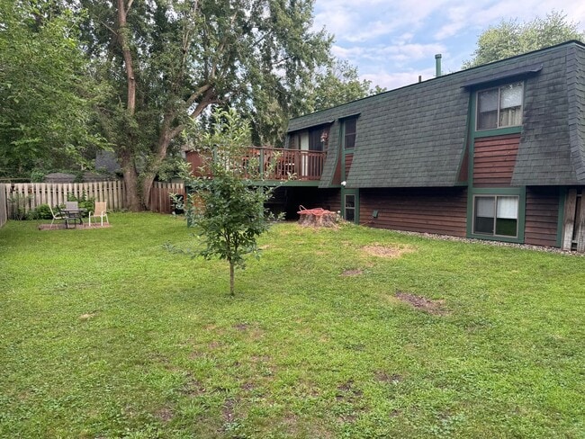 Building Photo - Gorgeous SFH with SS appliances, fenced ba...