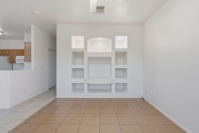 Building Photo - Pending/ Rented - Comfortable Eastside Liv...