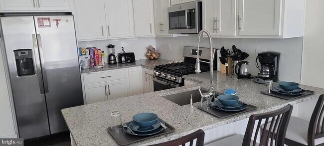 Building Photo - 512 W Montgomery Ave