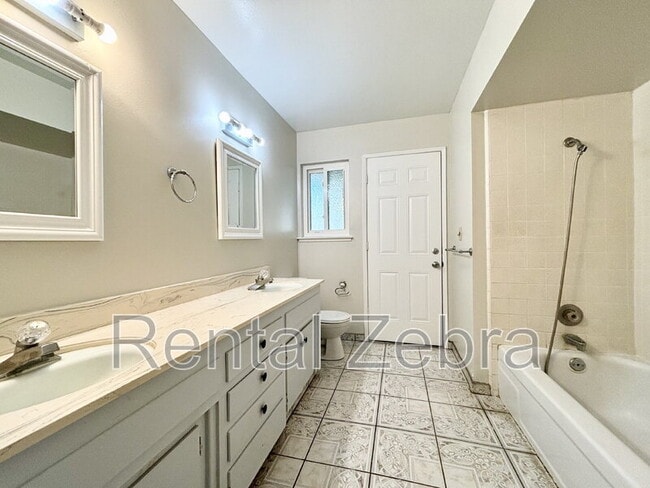 Building Photo - 3047 Bedford Dr