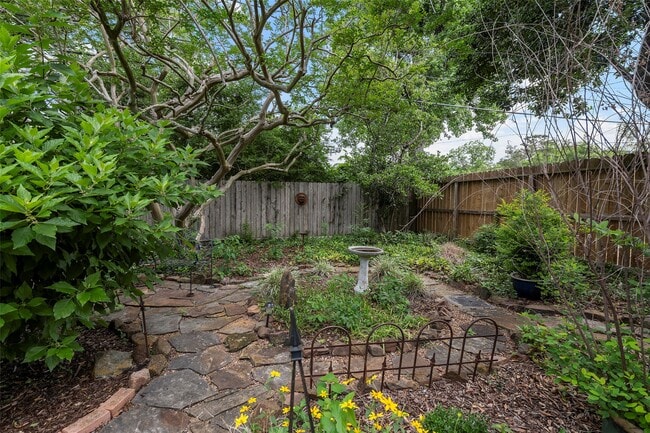 Building Photo - 2114 Saxon Dr