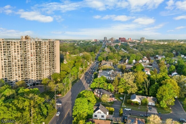 Building Photo - 600 Easton Ave