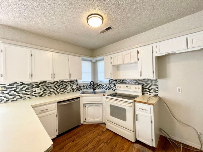 Building Photo - Updated 4 Bedroom Home