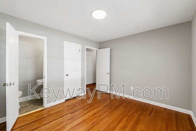 Building Photo - 3301 Westmont Dr