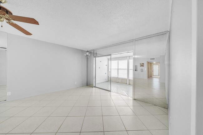 Building Photo - 1035 Country Club Dr