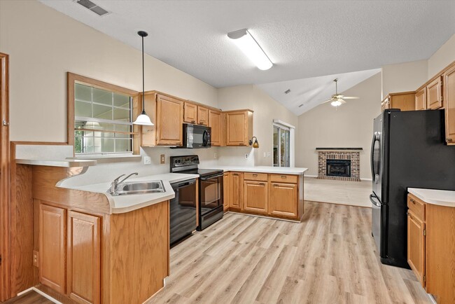 Building Photo - 3 BR, 2.5 BA, 2 Car Garage -- Charleston N...