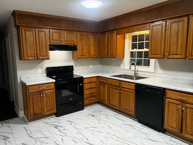 Building Photo - 824 Strawberry Ln