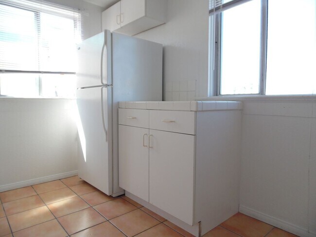 Building Photo - Point Loma 1BR 1BA A/C-Open Floor Plan-Beautiful Wood Flooring-Parking