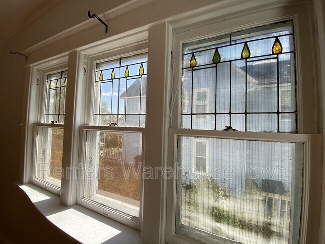 Building Photo - 1622 E 8th St